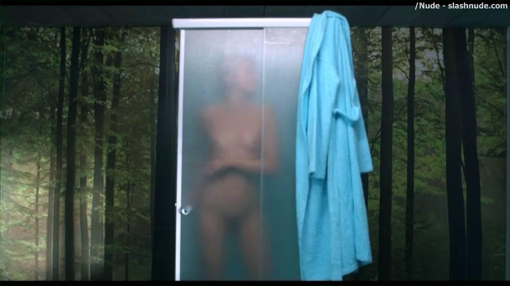 Alix Schmidt Nude For A Tan In Mike 20