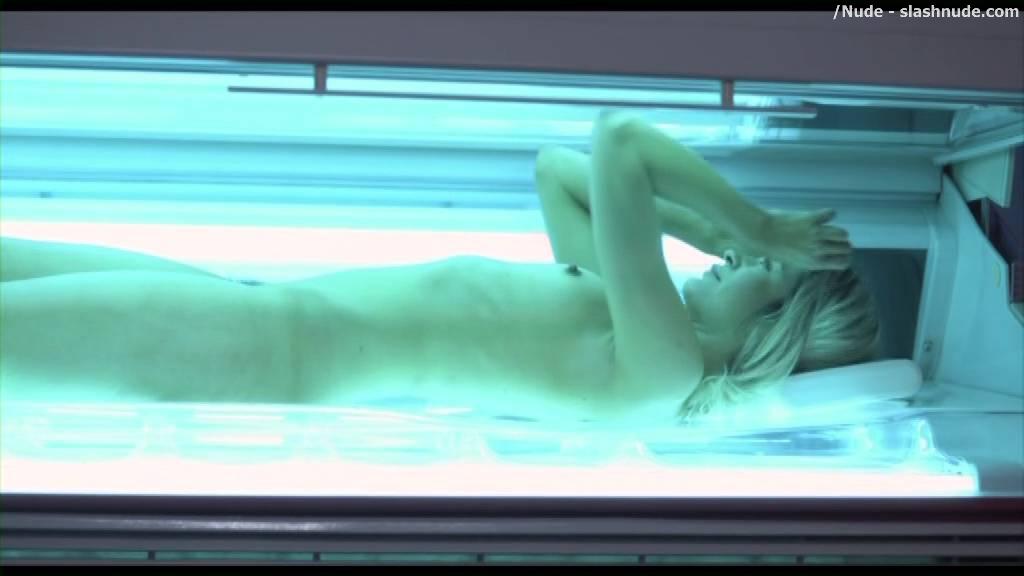 Alix Schmidt Nude For A Tan In Mike 5