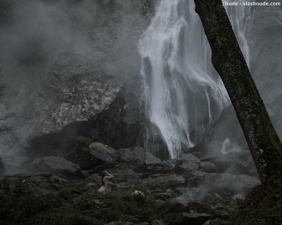 Alyssa Sutherland Nude For A Bath Outdoors On Vikings 1