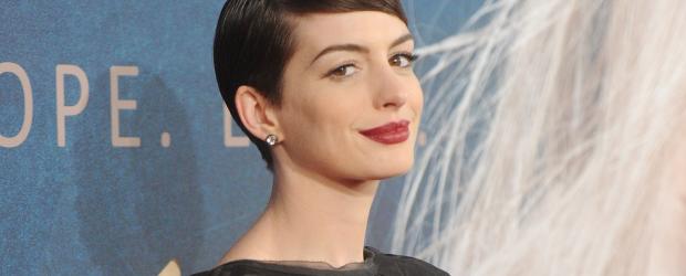 Black Pussy Close Up Anne Hathaway - Anne Hathaway's No Underwear Look Flashes Her Pussy - /Nude