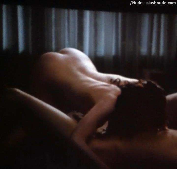 Anne Hathaway Nude In Love And Other Drugs 20