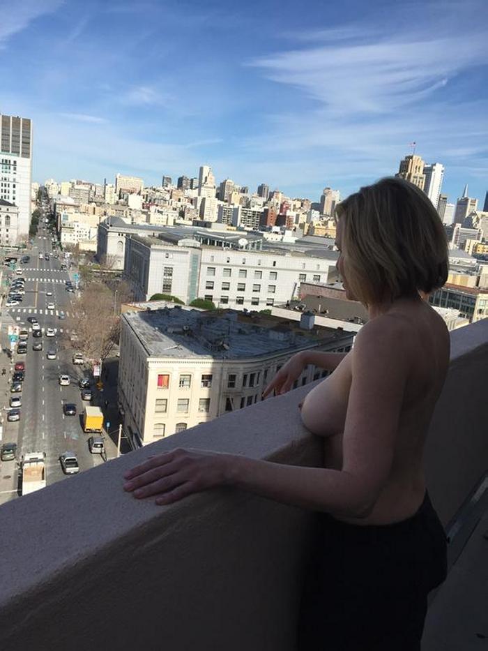 Chelsea Handler Topless On Balcony To Thank Twitter 1