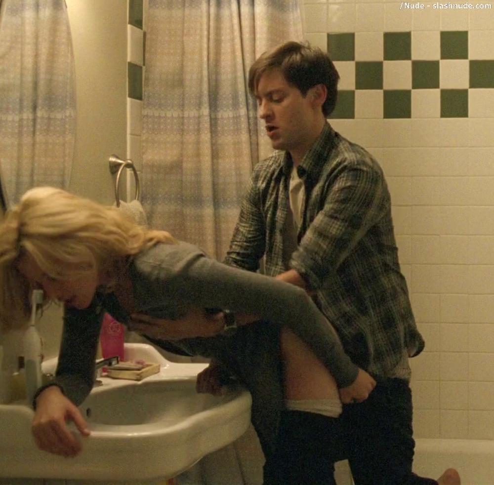 Elizabeth Banks Nude Ass Bared In The Details 16