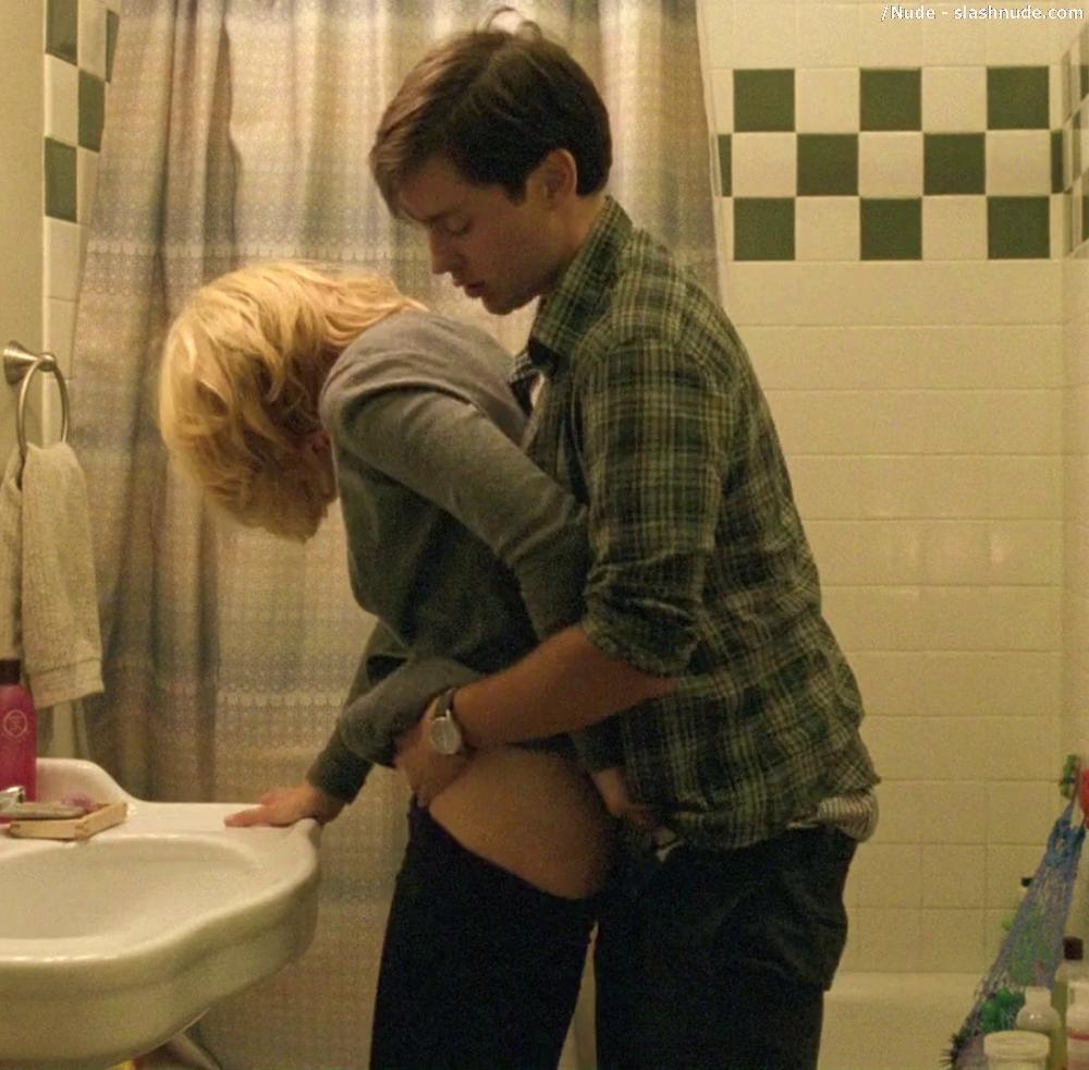 Elizabeth Banks Nude Ass Bared In The Details 7