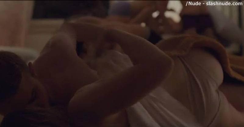 Elizabeth Olsen Topless To Introduce Us To Her Twins 19