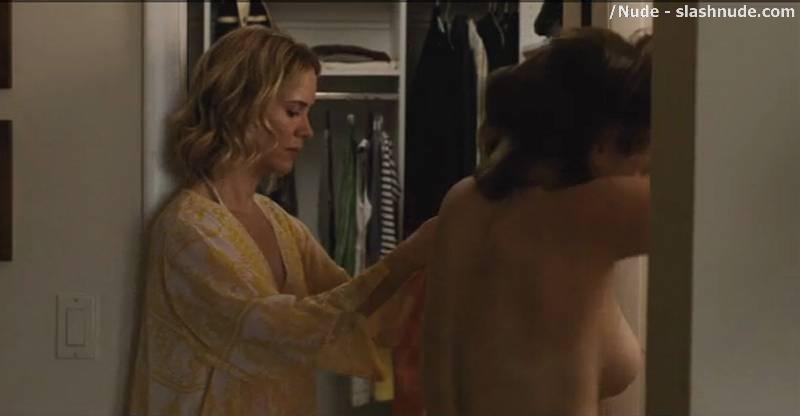 Elizabeth Olsen Topless To Introduce Us To Her Twins 8