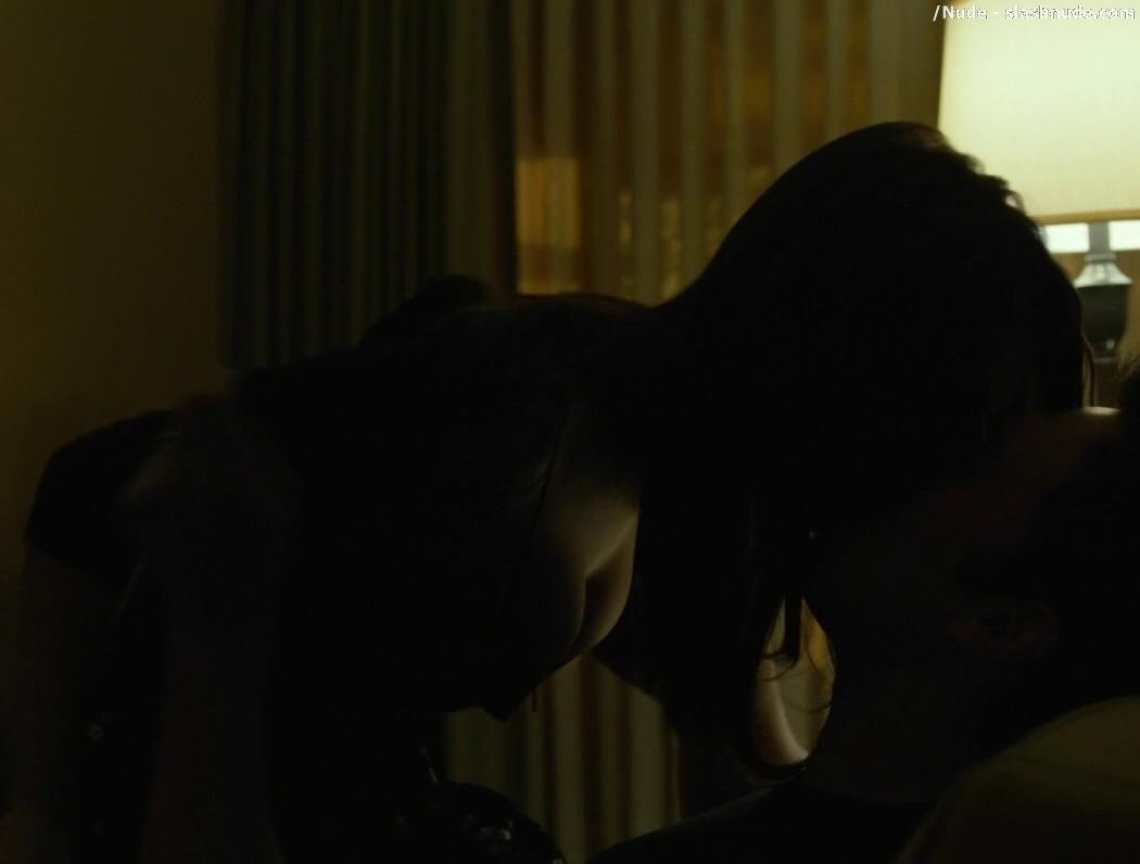 Emily Ratajkowski Topless In Gone Girl 2