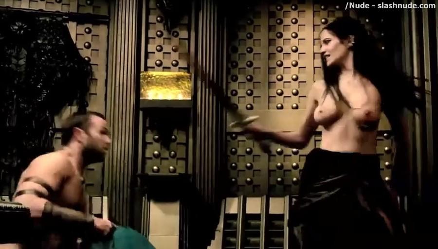 Eva Green Topless In 300 Rise Of An Empire 16