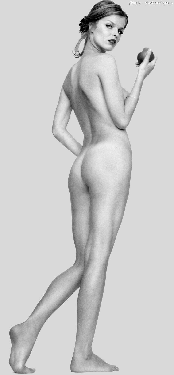 Eva Herzigova Nude In Black And White For Elle 8