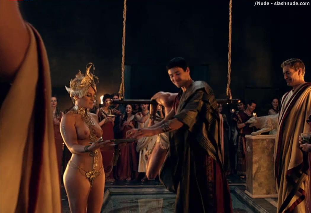 Extras Bring Extended Orgy Of Nude Women To Spartacus 25
