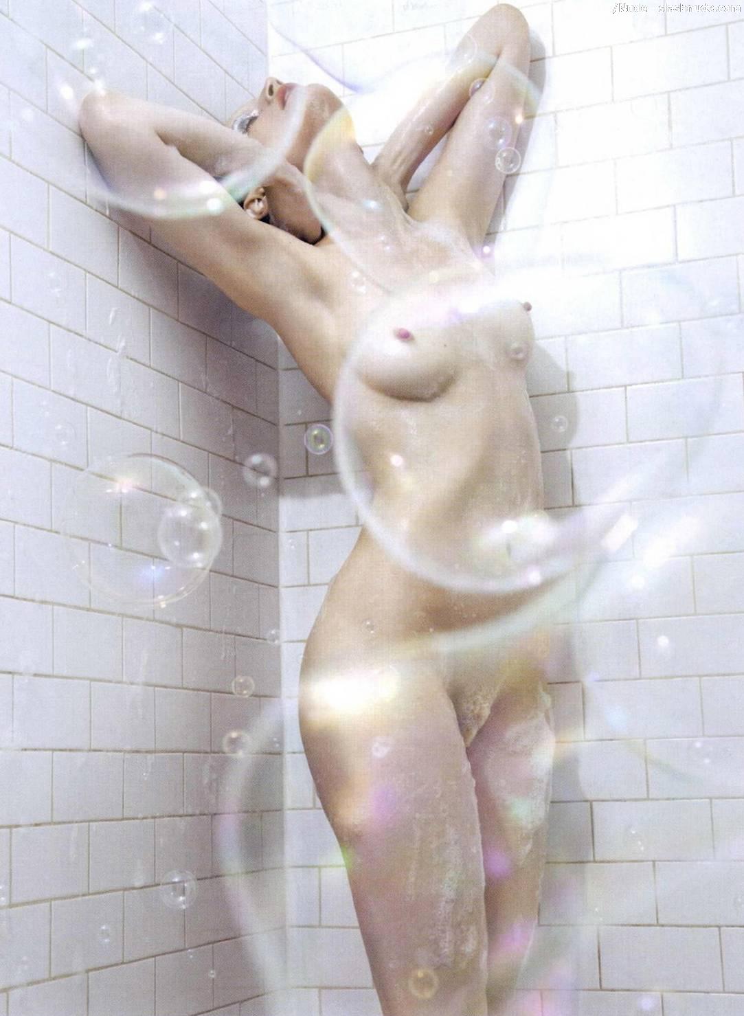 Guinevere Van Seenus Nude In The Shower Is A Ten 4