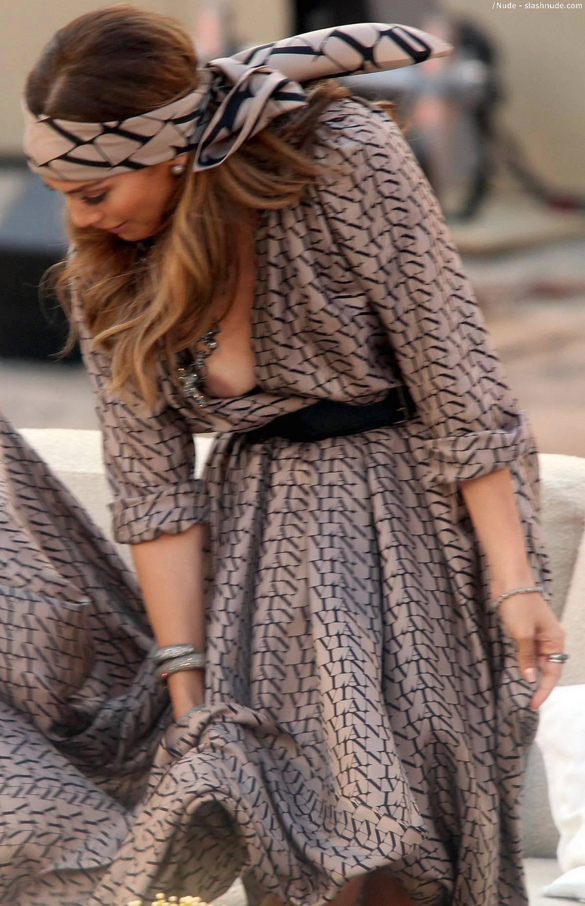 Jennifer Lopez Breast Spills Out Of Her Dress 3