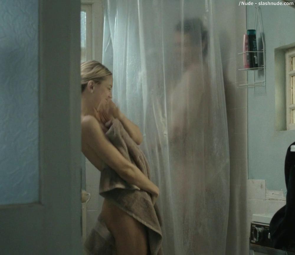 Kate Hudson Nude For Shower In Good People 18
