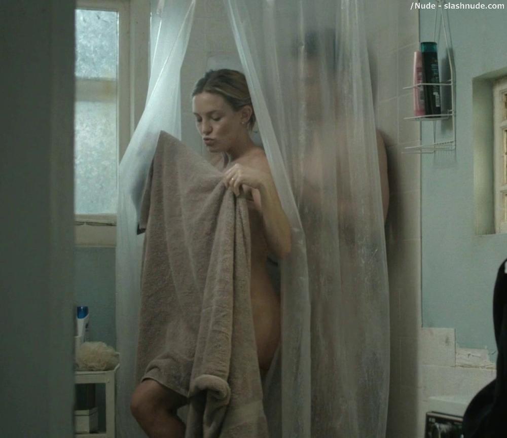 Kate Hudson Nude For Shower In Good People 7