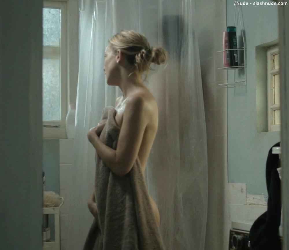 Kate Hudson Nude For Shower In Good People 9