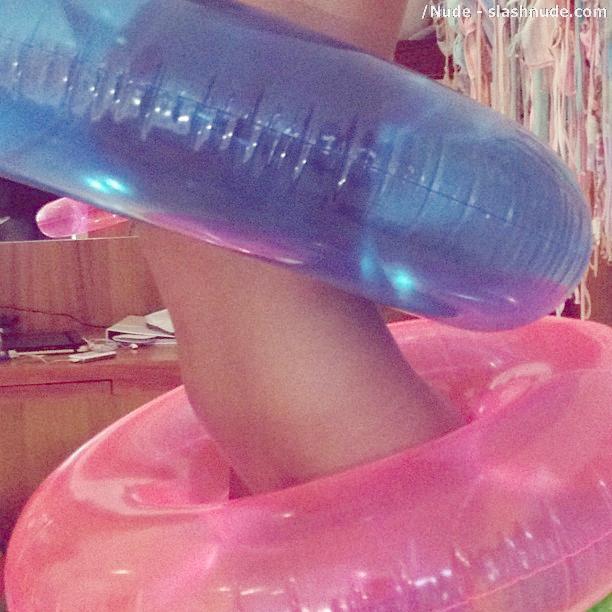 Kate Upton Nipples Revealed Thanks To Swimming Tube 5
