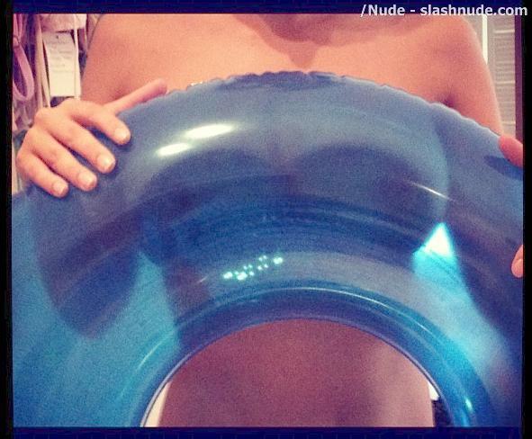 Kate Upton Nipples Revealed Thanks To Swimming Tube 6