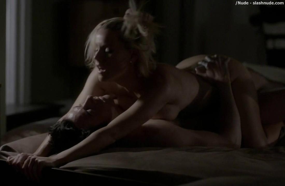 Kathleen Robertson Naked And On Top In Bed On Boss 16