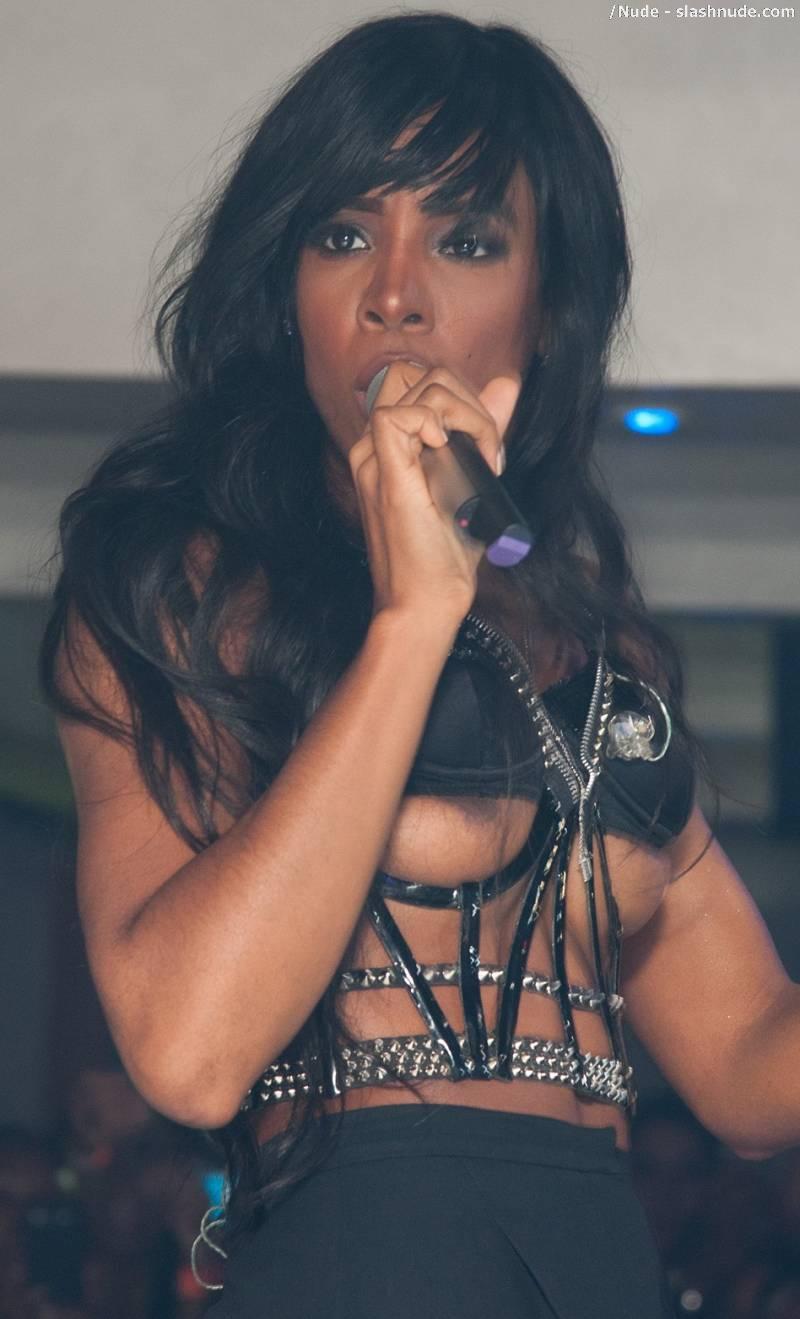 Kelly Rowland Breasts Exposed During Performance 9