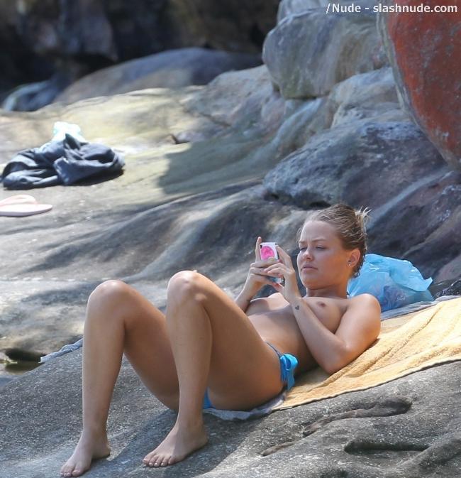 Lara Bingle Topless For A Tan On Sydney Beach 13