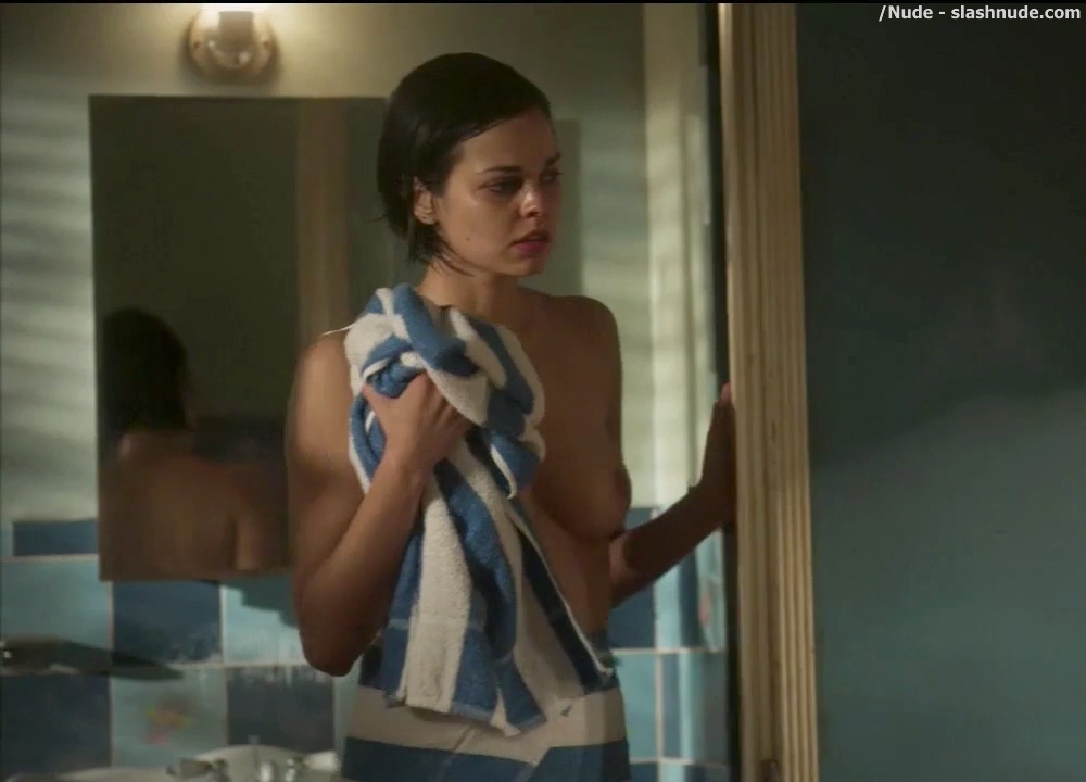 Lina Esco Topless In A Towel In Kingdom 4