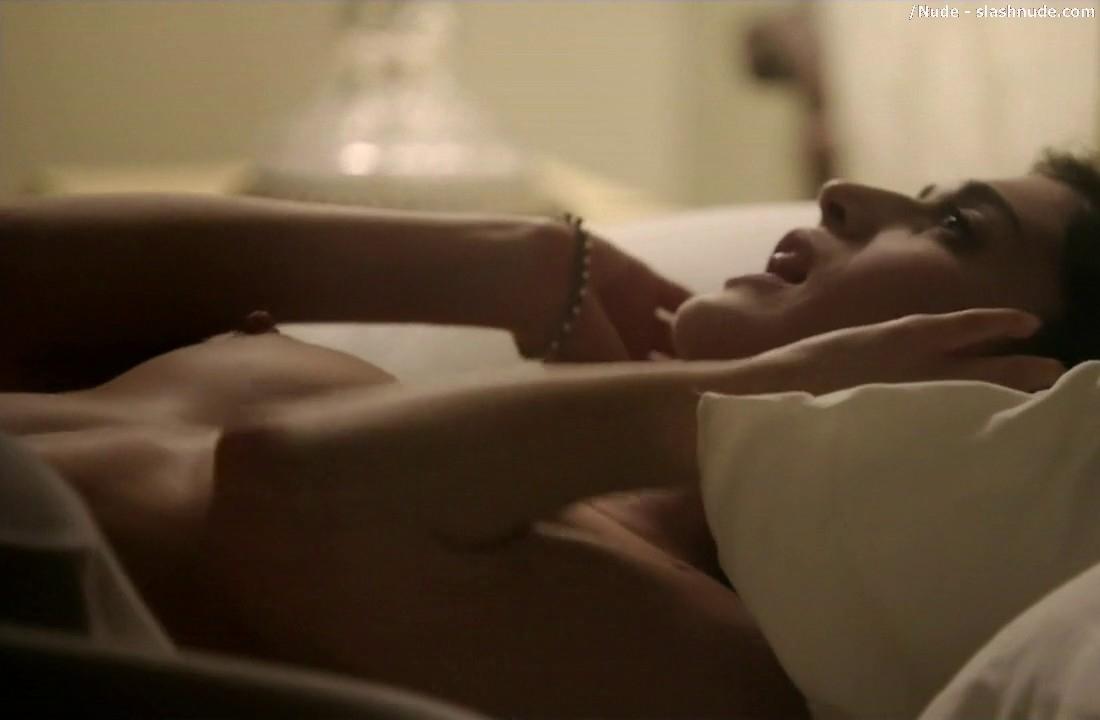 Lizzy Caplan Nude In Bed On Masters Of Sex 15