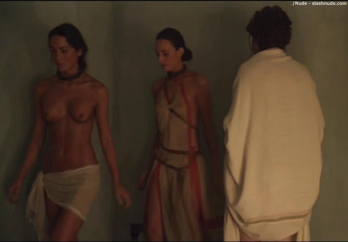Lucy Lawless Naked To Show Her Breasts On Spartacus Vengeance 16