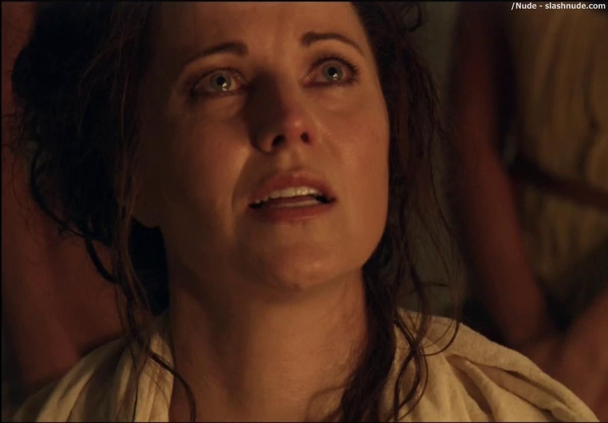 Lucy Lawless Naked To Show Her Breasts On Spartacus Vengeance 9