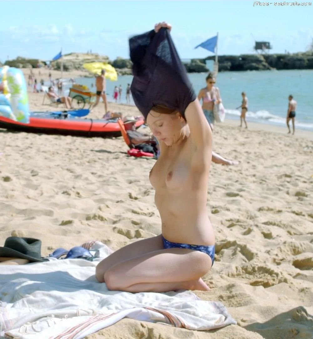 Margaux Rossi Topless Stare In Hotel On The Beach 4