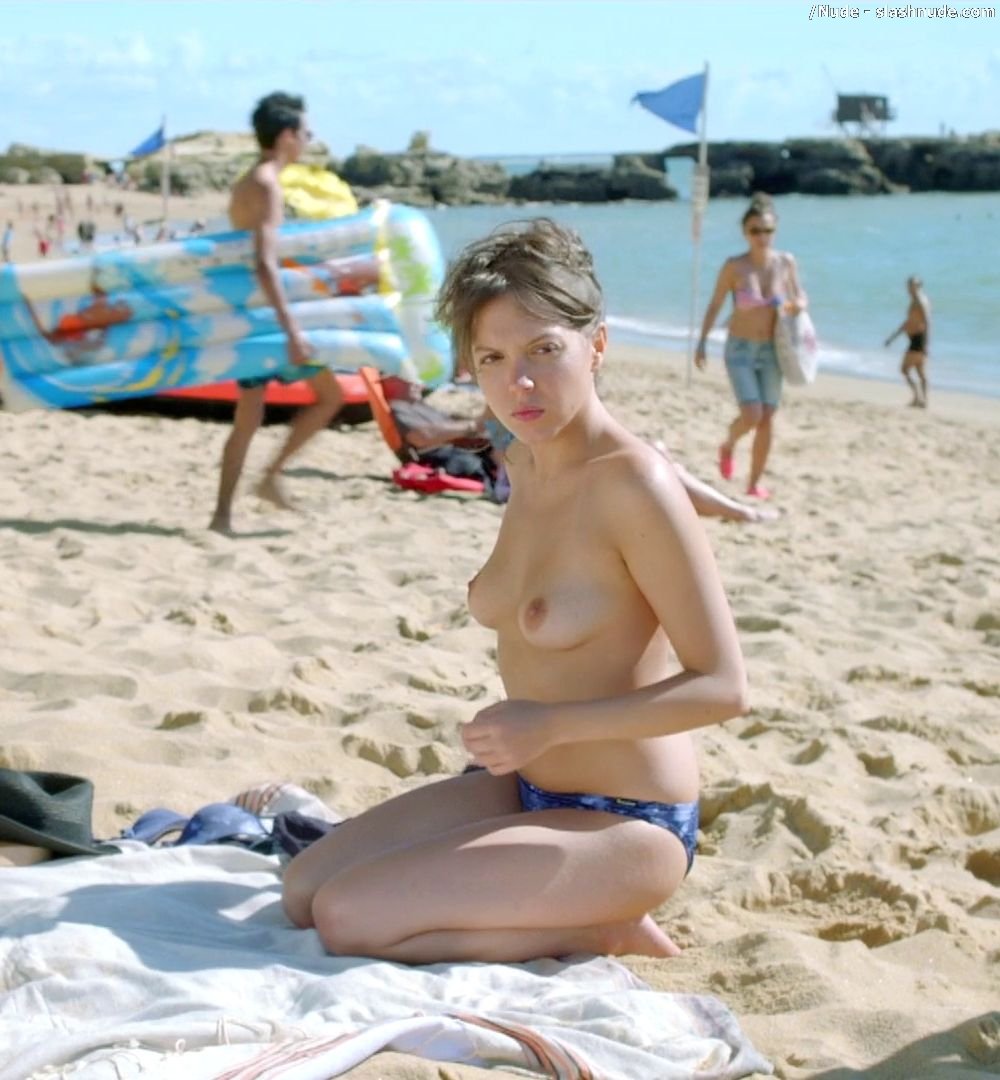 Margaux Rossi Topless Stare In Hotel On The Beach 7