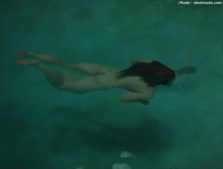 Mary Louise Parker Nude For A Pool Swim On Weeds 3