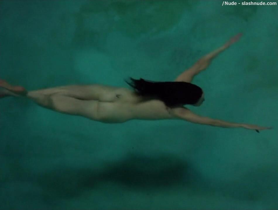 Mary Louise Parker Nude For A Pool Swim On Weeds 4