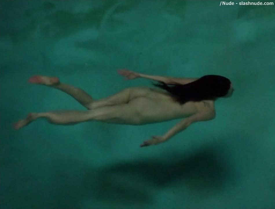 Mary Louise Parker Nude For A Pool Swim On Weeds 5