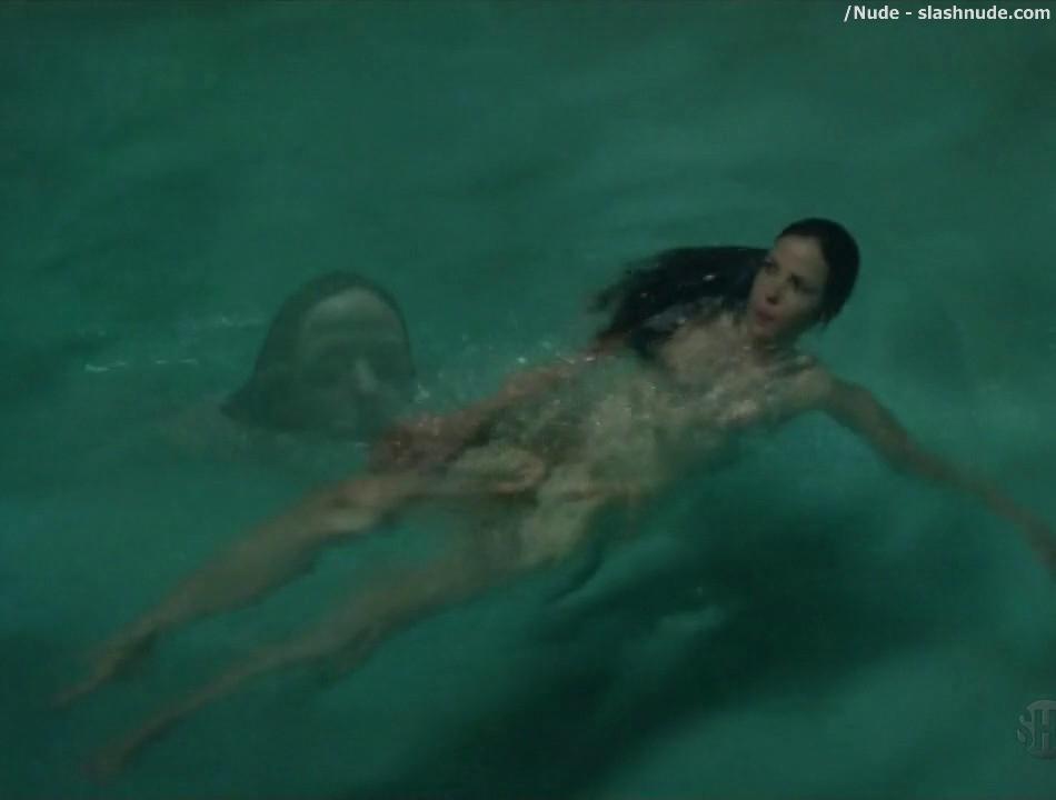 Mary Louise Parker Nude For A Pool Swim On Weeds 7