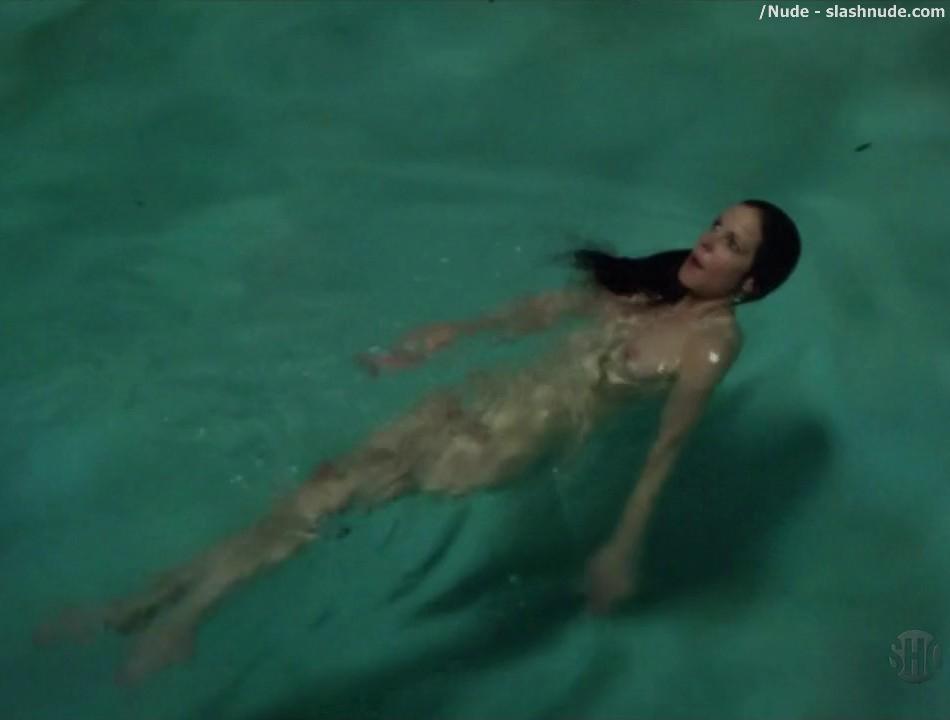 Mary Louise Parker Nude For A Pool Swim On Weeds 9
