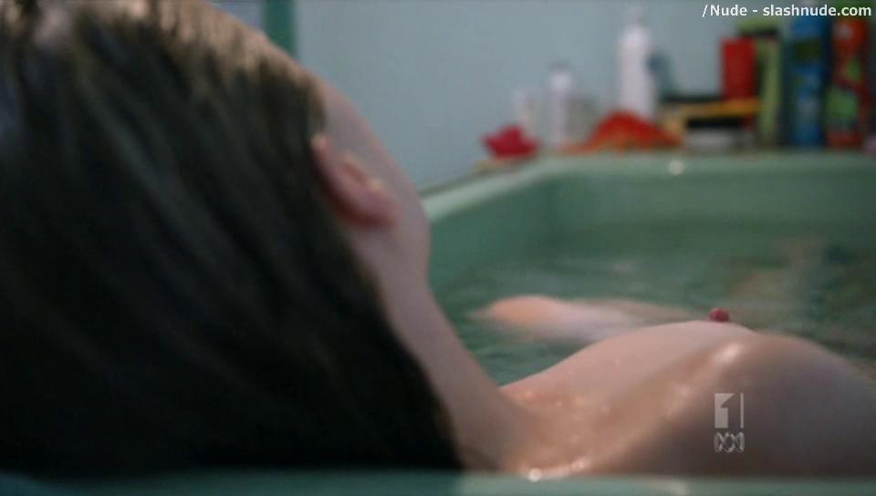 Melissa George Nude In Bathtub From The Slap 2