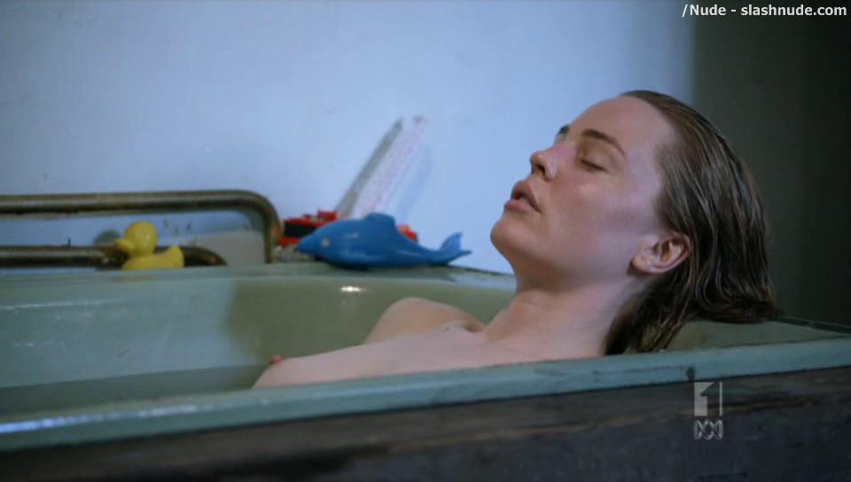 Melissa George Nude In Bathtub From The Slap 9