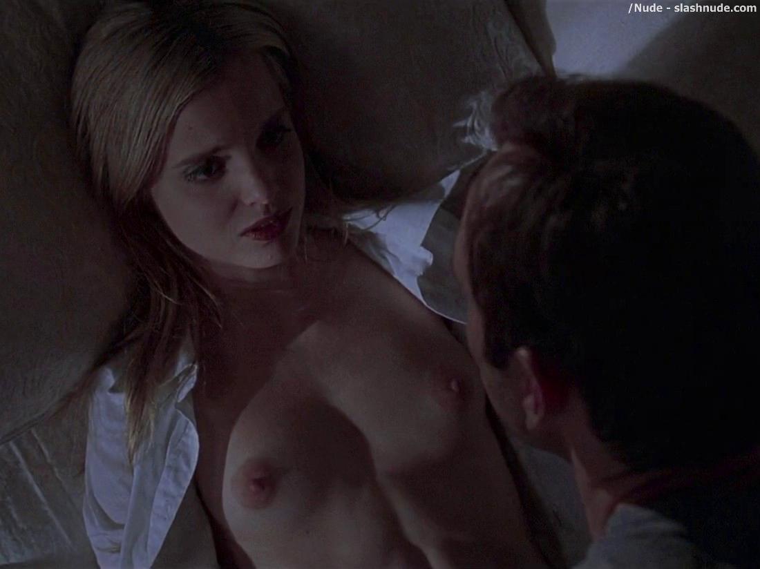 Mena Suvari Topless For Her First Time In American Beauty 9