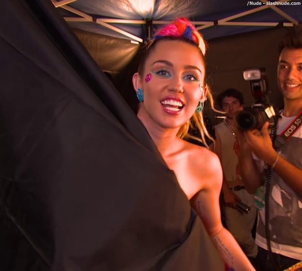 Miley Cyrus Nipple Flash At Mtv Vmas 1