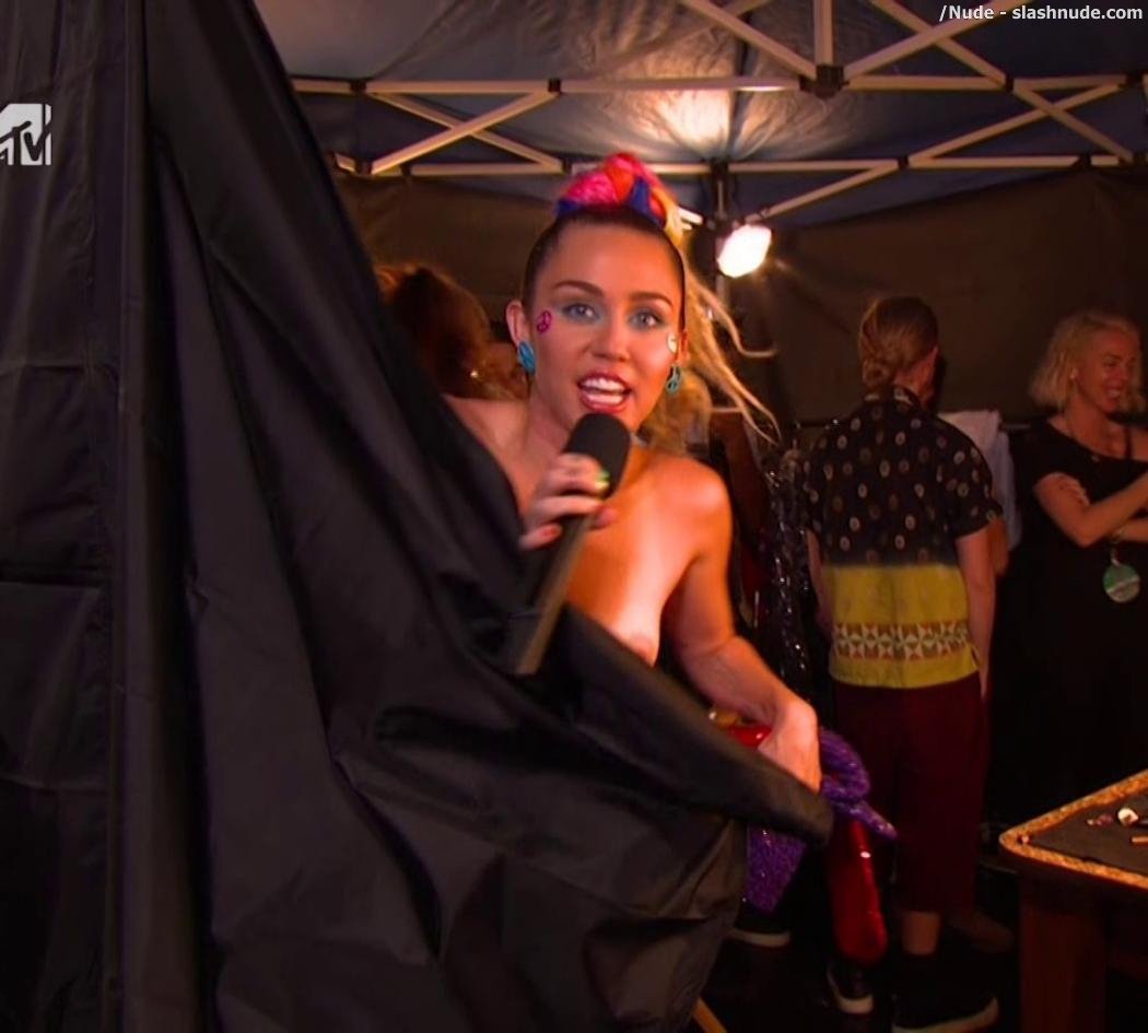Miley Cyrus Nipple Flash At Mtv Vmas 10