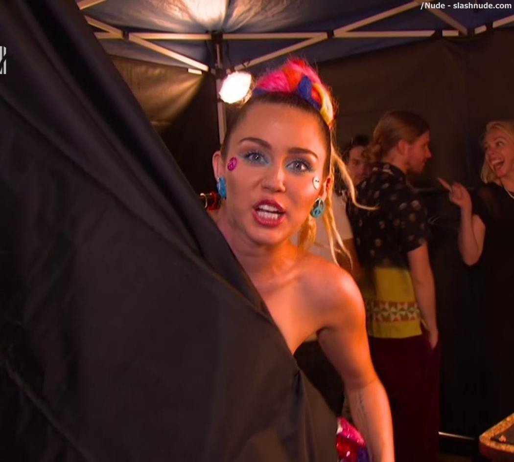 Miley Cyrus Nipple Flash At Mtv Vmas 2