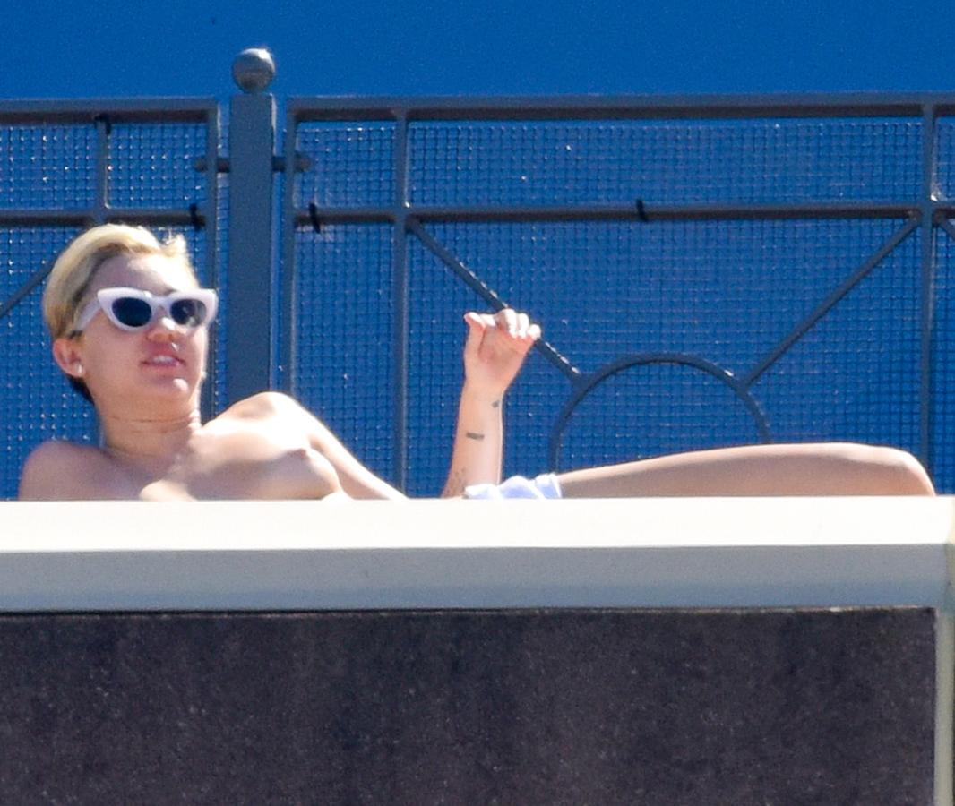 Miley Cyrus Topless On Hotel Balcony In Australia 11