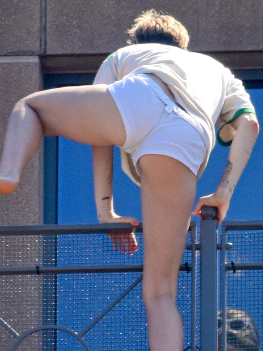 Miley Cyrus Topless On Hotel Balcony In Australia 14