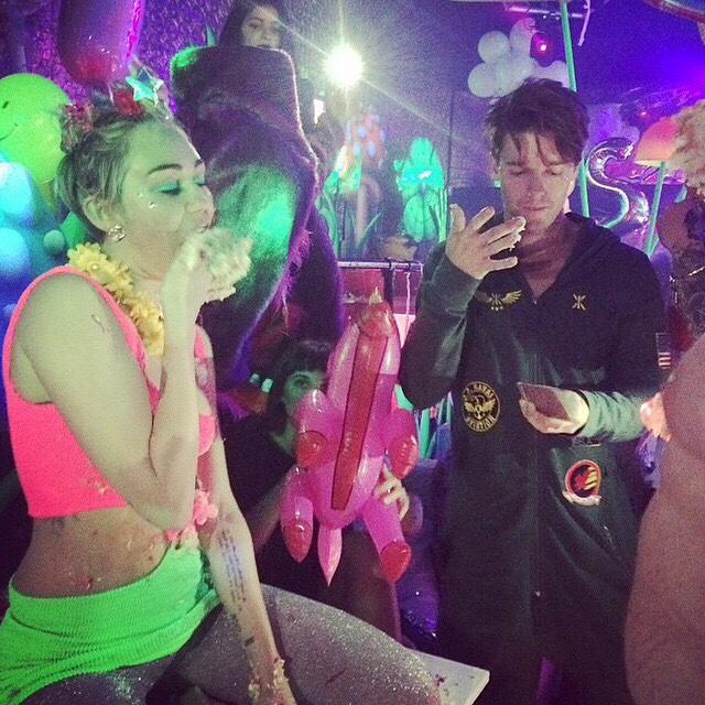 Miley Cyrus Topless To Celebrate Her Birthday At Nightclub 6