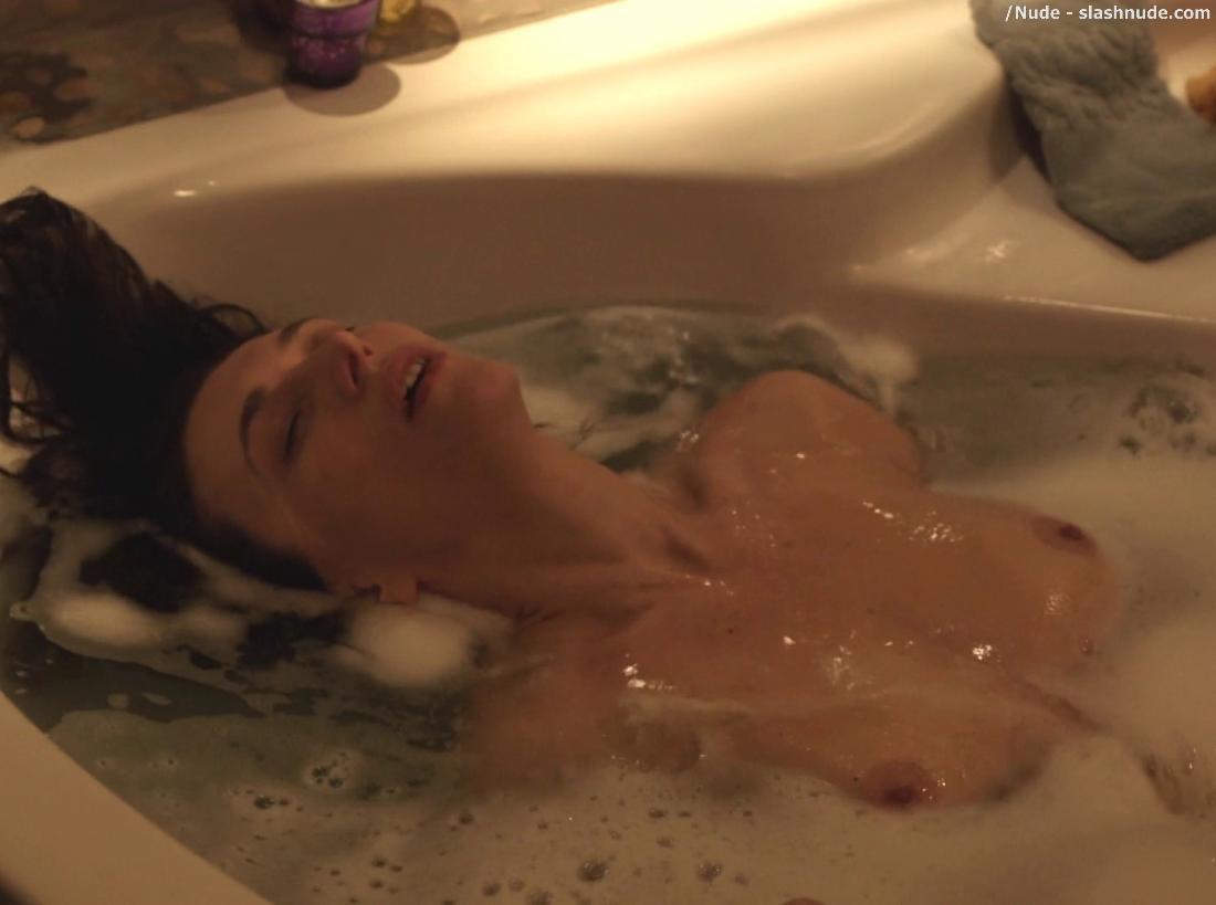 Natacha Lindinger Topless Tub La Famille Katz 10