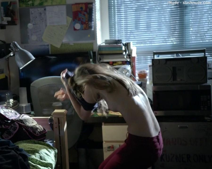 Nichole Bloom Topless For A Quick Flash On Shameless 4
