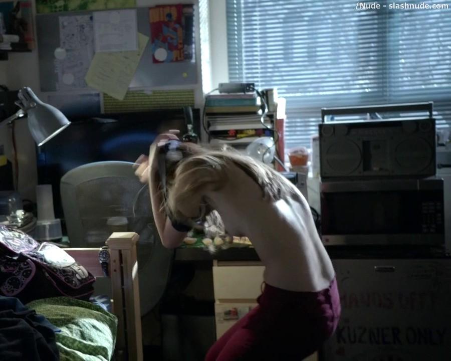 Nichole Bloom Topless For A Quick Flash On Shameless 5