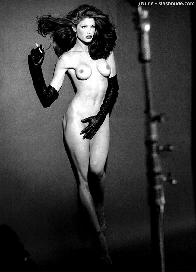 Stephanie Seymour Nude In Black And White Photos 5
