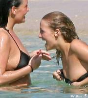 ashlee simpson nipple slips out of her bikini 7824 1