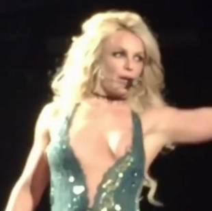 britney spears nipple slips out during las vegas concert 4988 13
